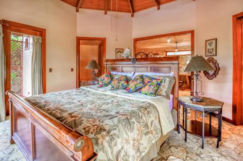 阿特纳斯Villa Cielo的一间卧室配有一张大床和镜子