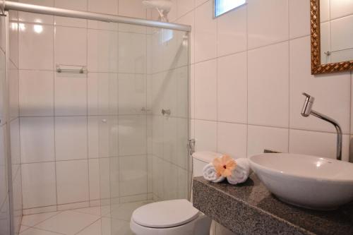伊尔哈德博伊巴Pousada Vila Palma Boipeba的带淋浴、卫生间和盥洗盆的浴室