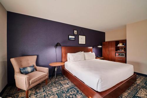 EastlakeFour Points by Sheraton Cleveland-Eastlake的配有一张床和一把椅子的酒店客房