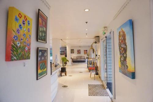 安蒂波洛LeBlanc Hotel的房屋墙上挂有绘画的走廊