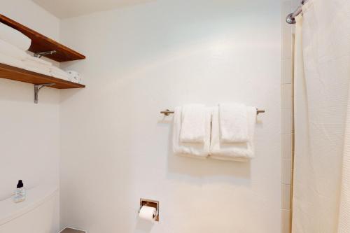 克雷斯特德比特Away Out on the Mountain的浴室的墙壁上挂着白色毛巾