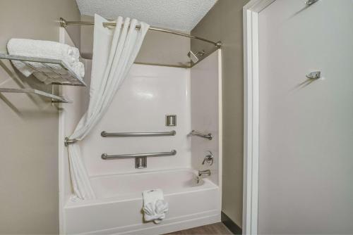法尔Motel 6-Pharr, TX的带浴缸和淋浴帘的浴室