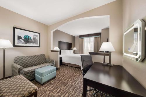 普莱诺马格努森公园套房酒店的酒店客房设有一张沙发和一张床