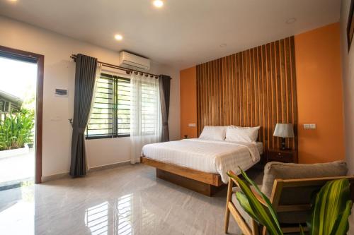 暹粒Siem Reap Homesteading的一间卧室设有一张床和一个大窗户