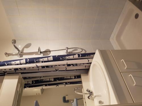 卡布尔Appartement Cabourg, 2 pièces, 4 personnes - FR-1-487-194的浴室的天花板上铺有蓝色和白色的瓷砖。
