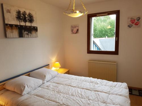 卡布尔Appartement Cabourg, 2 pièces, 4 personnes - FR-1-487-312的卧室配有白色的床和窗户。