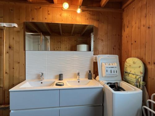 卡布尔Chalet Cabourg, 4 pièces, 6 personnes - FR-1-487-325的厨房配有2个水槽、洗衣机和烘干机