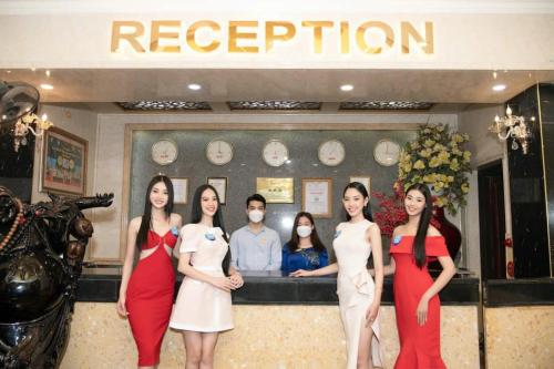 太原省Da Huong Hotel的一群站在餐馆前的妇女