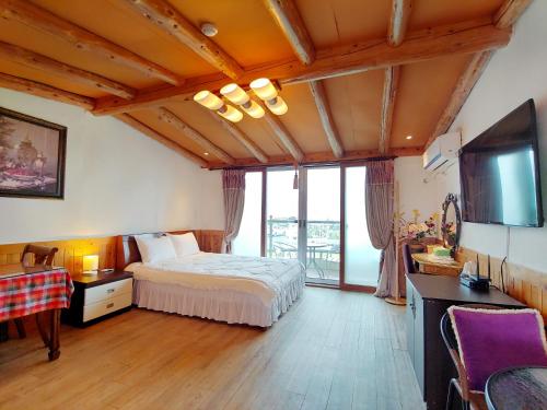 济州市Herb in Pension的一间卧室设有一张床和一个大窗户