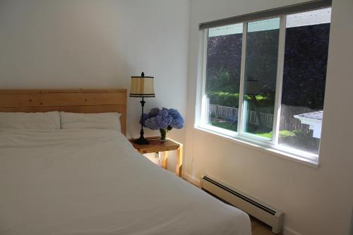 萨里Ocean Park B&B的卧室配有白色的床和窗户。