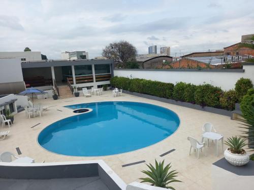 因佩拉特里斯Posseidon Hotel的建筑物屋顶上的游泳池