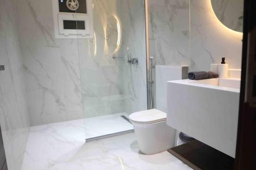 塞拉莱Cloud Villa Salalah的带淋浴、卫生间和盥洗盆的浴室