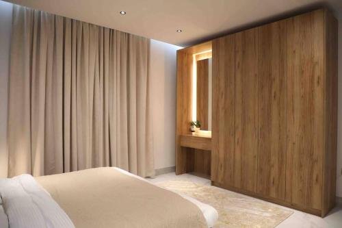 塞拉莱Cloud Villa Salalah的一间卧室设有一张床和木墙