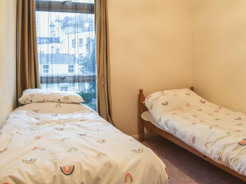 博格诺里吉斯Sea Vista的带窗户的客房内设有两张单人床。