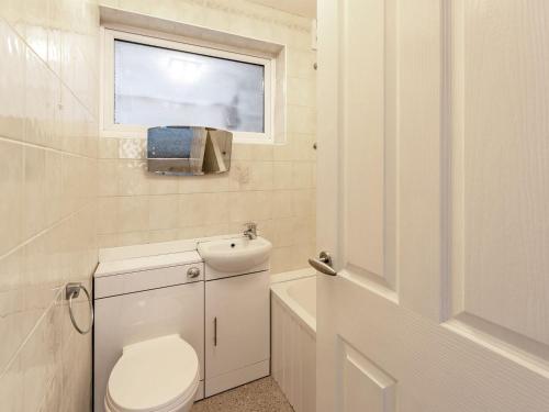 博格诺里吉斯Sea Vista的白色的浴室设有卫生间和窗户。