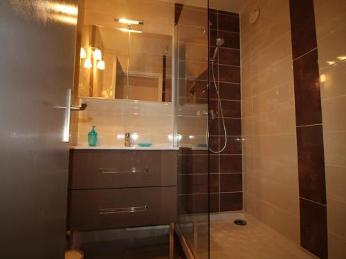 奥瑞斯Appartement Auris, 1 pièce, 4 personnes - FR-1-297-151的带淋浴和盥洗盆的浴室