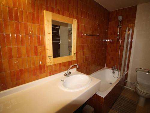 奥瑞斯Appartement Auris, 1 pièce, 4 personnes - FR-1-297-158的一间带水槽、浴缸和卫生间的浴室