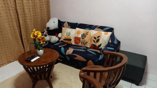 Snoopy homestay Two Bedroom的休息区