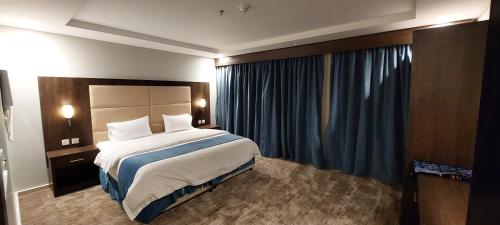 Al Kuraهمم للوحدات السكنية - الرحيلي Jeddah的酒店客房设有床和窗户。