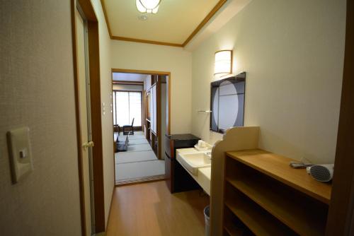 那须盐原市Nasushiobara Ichimantei的一间带水槽和镜子的浴室
