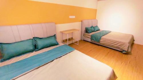 古来Bandar Putra Kulai 6BR 14pax Dormitory Style House的小房间设有两张床和一张桌子