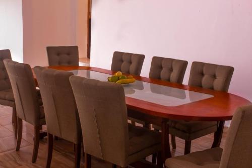 圣多美Ocean View Guesthouse的餐桌,椅子和一碗水果