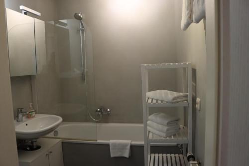 开姆尼茨alexxanders Apartments & Studios的浴室配有盥洗盆、淋浴和盥洗盆。