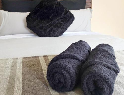 InandaEzweni Lodge的床上堆的毛巾