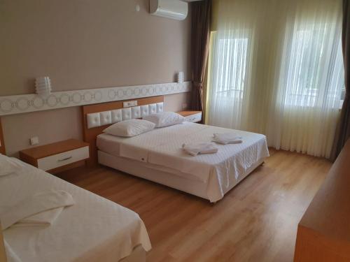 贝尔迪比Terko hotel pansiyon的酒店客房带两张床和两个窗户