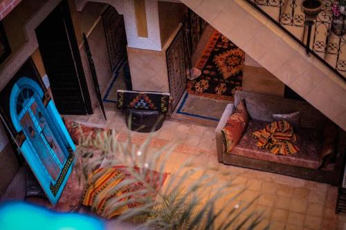 马拉喀什多加住宿加早餐旅馆的带沙发的客厅的顶部景色