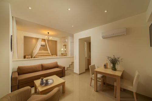 MénitesArmonia Resort的客厅配有沙发和桌子