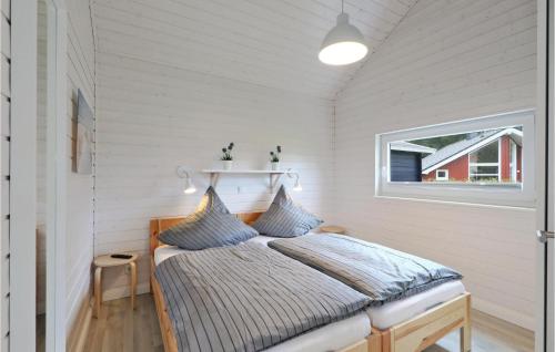 Göls3 Bedroom Stunning Home In Krems Ii-warderbrck的一间带床的卧室,位于带窗户的房间内