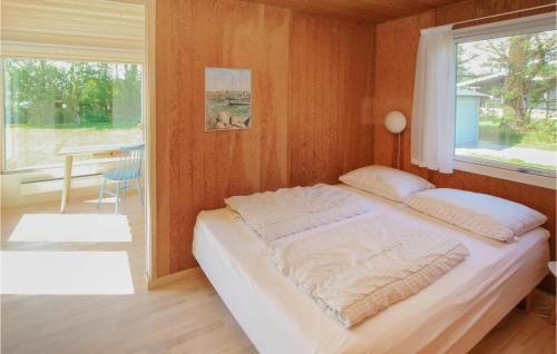 Kolby KåsNice Home In Sams With Kitchen的一间卧室设有一张床、一个窗口和一张桌子