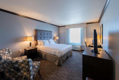 乔治王子城Prestige Treasure Cove Resort, WorldHotels Elite的酒店客房,配有床和电视