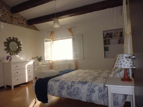 米萨诺阿德里亚蒂科Ca del Lago Misano的一间卧室设有一张床和一个窗口
