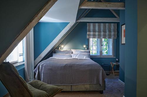 汉堡Landhaus Jenischpark的蓝色客房中一间带床的卧室