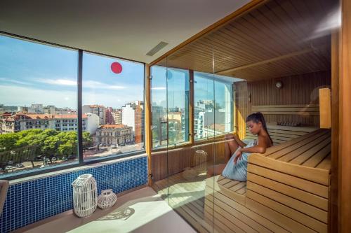 里斯本里斯本艾瓦卢森酒店的坐在桑拿浴室里,欣赏城市美景的女人