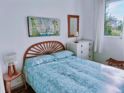 帕洛斯角The Blue Family House的一间卧室配有一张床、一个梳妆台和一扇窗户。