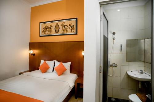 日惹Hotel Poncowinatan - Tugu的酒店客房设有床和水槽