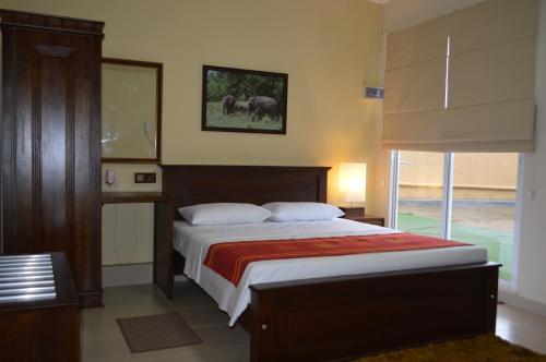 PeliyagodaParamount Residence 5的一间卧室,卧室内配有一张大床