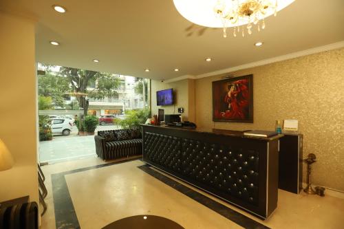 新德里Hotel Capitol Hills - Greater Kailash Delhi的大堂设有1个带吊灯的美发沙龙