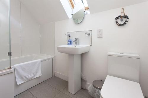 林利斯戈Beech Cottage at Williamscraig Holiday Cottages的白色的浴室设有水槽和卫生间。