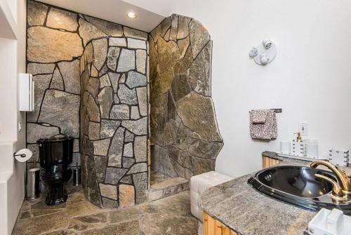 PioneertownStarlight Boutique Hotel Pioneertown的浴室设有石质淋浴和水槽