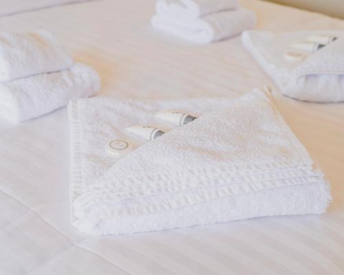 Port BroughtonPort Broughton Hotel and Sunnyside Motel的床上的一大堆白色毛巾