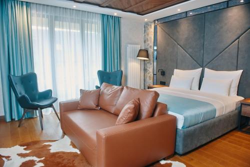 兹拉蒂博尔Hotel Zlatibor的酒店客房,配有床和沙发