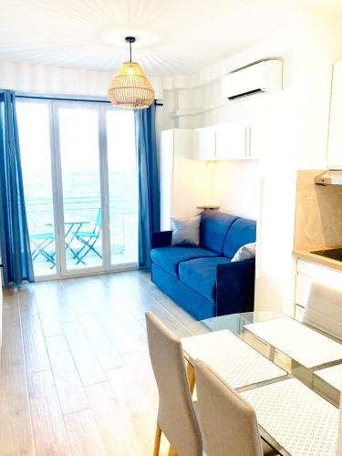 尼斯Residence le Florence的客厅配有蓝色的沙发和桌子