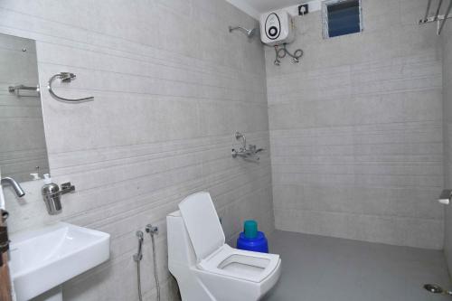 布莱尔港Hotel Lake View的白色的浴室设有卫生间和水槽。