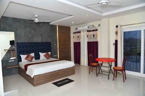 布莱尔港Hotel Lake View的卧室配有一张床和一张桌子及椅子