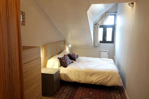 莫纳奇尔Casa acogedora en Sierra Nevada的卧室配有白色的床和窗户