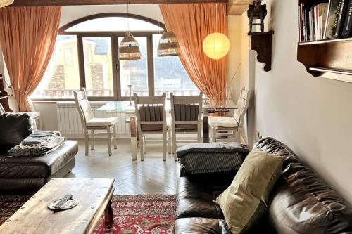 莫纳奇尔Casa acogedora en Sierra Nevada的客厅配有真皮沙发和桌子